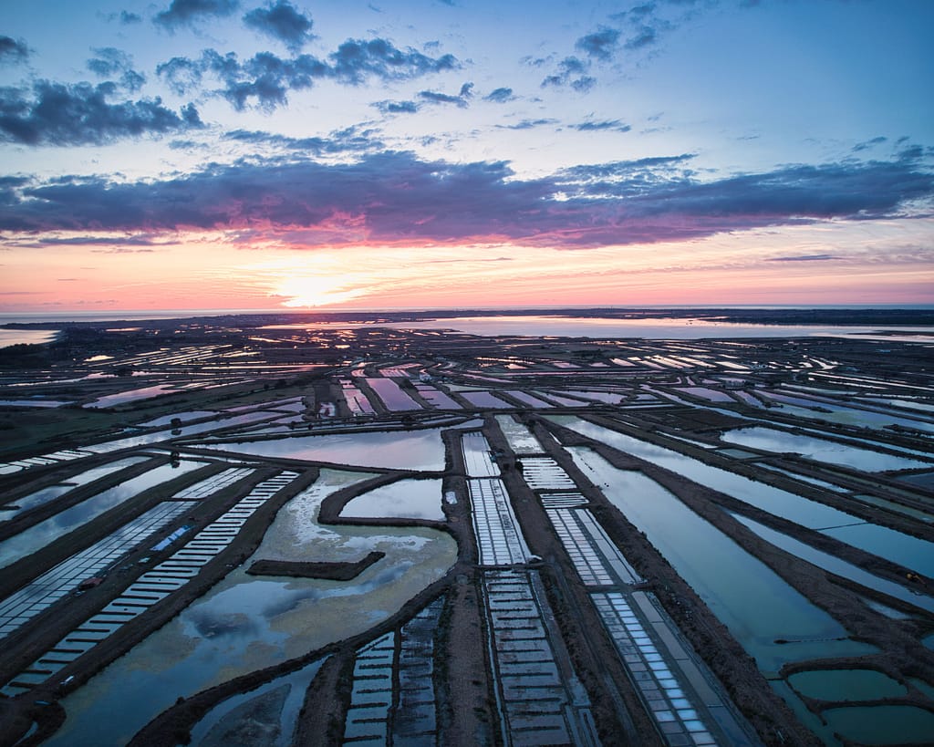 Coucher de soleil dans les marais salants de l'ile de Re (vue par drone)