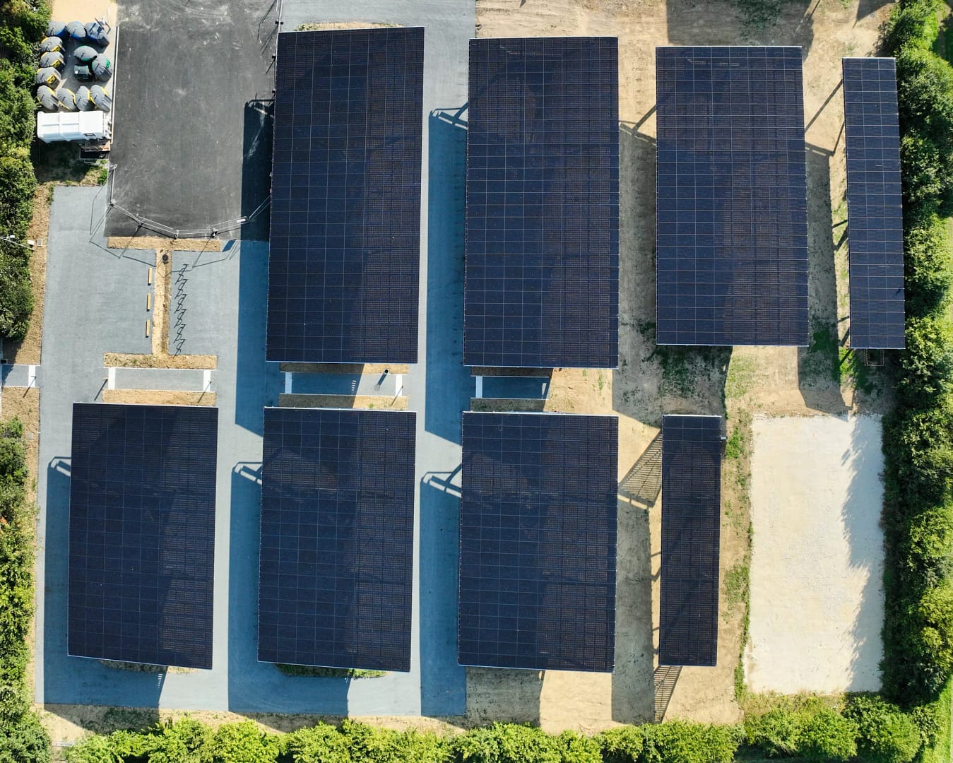 Ombrières de panneaux solaires installées vue de haut par drone