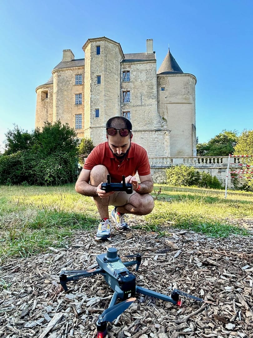 Photographie de Maël AMELINE devant le château de Buzet avec un drone
